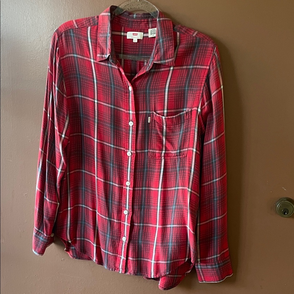 Levi’s soft plaid Button Down long sleeve shirt